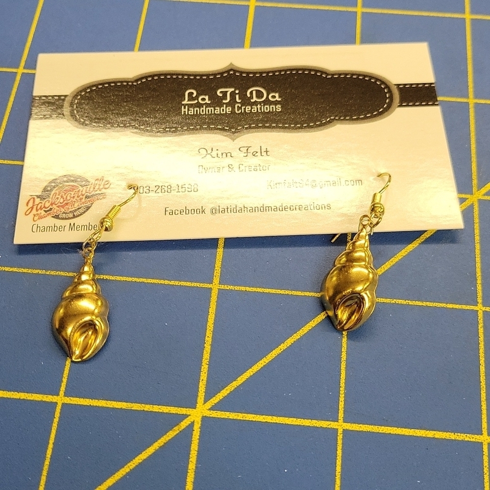 Gold Tone Seashell Earrings Beach Sea